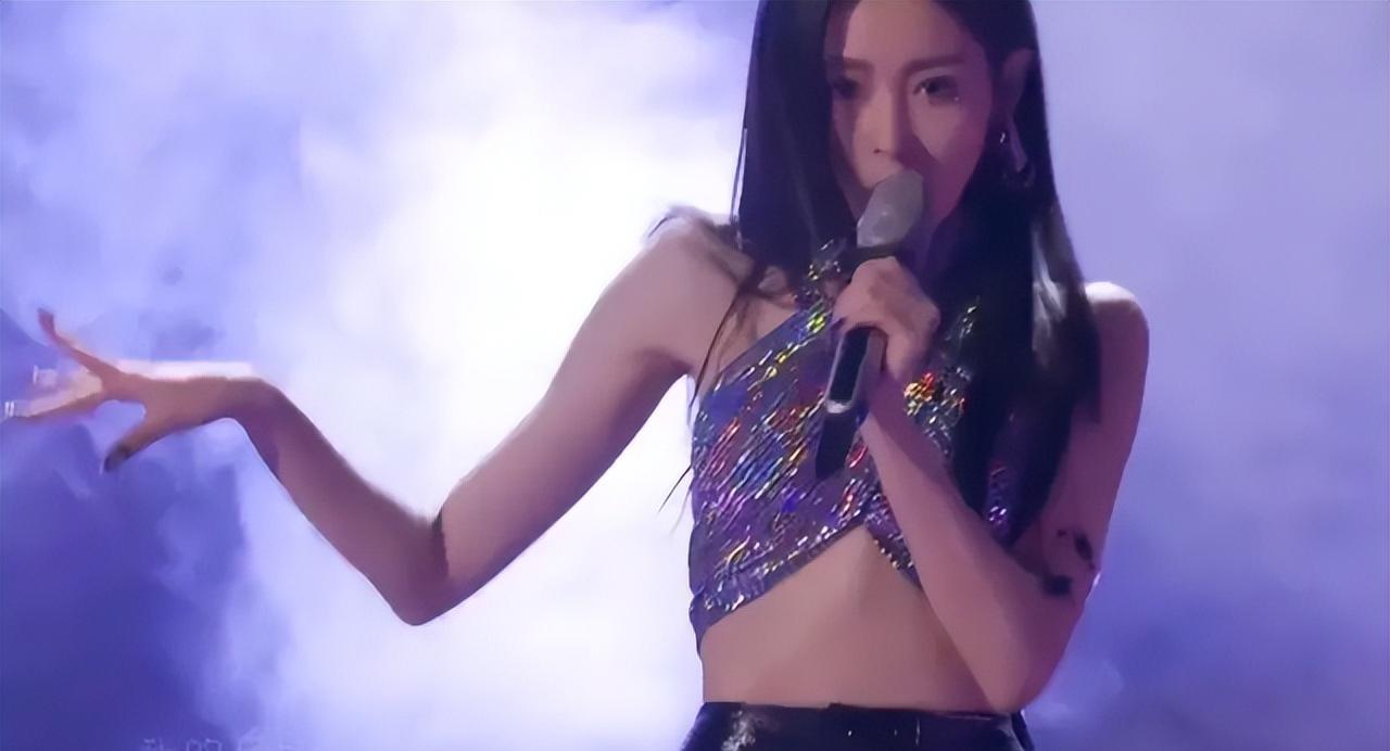 张天爱|微薄电影之夜，张天爱的身材登上热搜榜首，病态审美“白幼瘦”引发热议