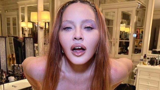 麦当娜|64岁麦当娜赤着上半身出镜，粉丝很害怕，老天后到底怎么了