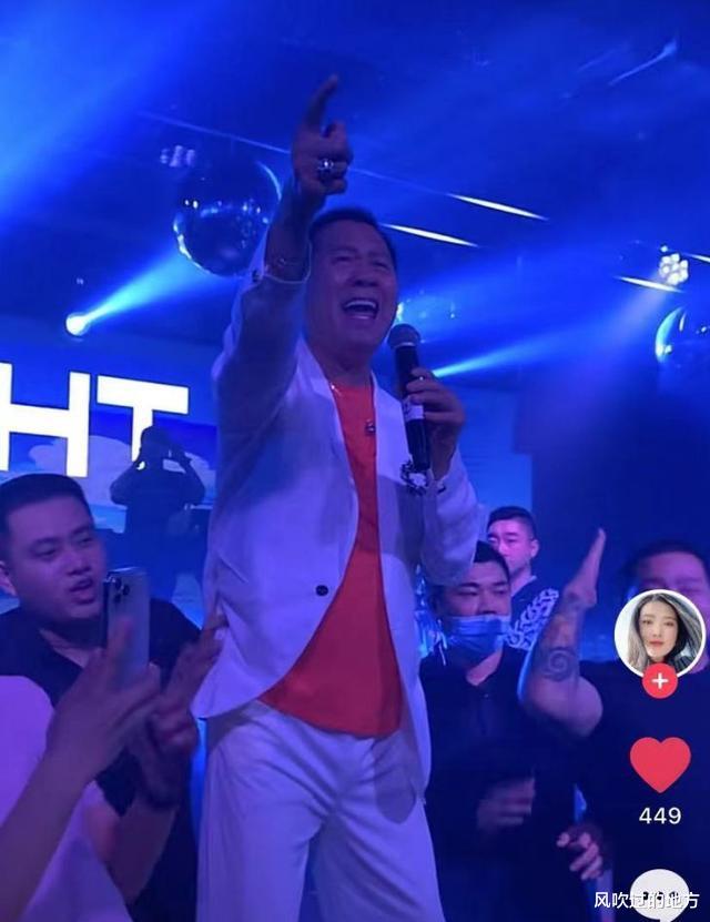 万梓良|“入戏太深”的万梓良过生日,十几人挤寒酸小饭馆,大雪茄贼有范