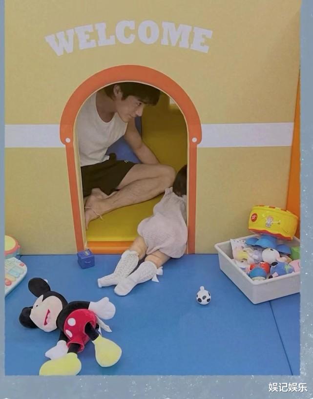 姜潮|姜潮在家带娃，称女儿不喜欢跟自己互动，艾米丽趴在垫子上哭超萌