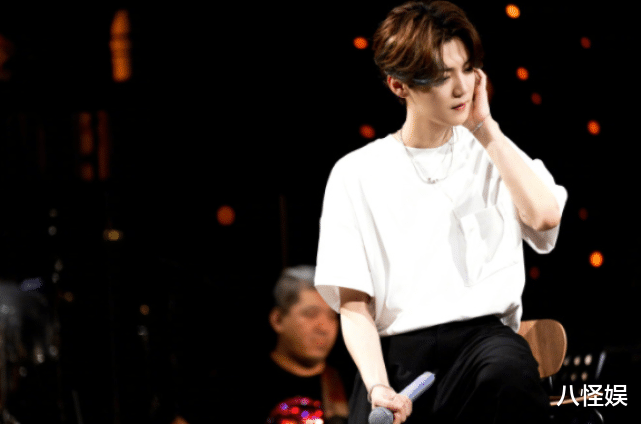 鹿晗|鹿晗开心踢球懒理出轨传闻，被牵扯的宋妍霏也辟谣了：纯属胡扯