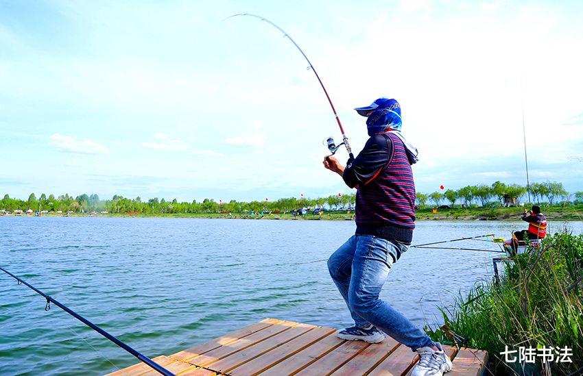 警察|大妈求垂钓小伙放生被拒后报警,警察却帮小伙说话,大妈有点尴尬