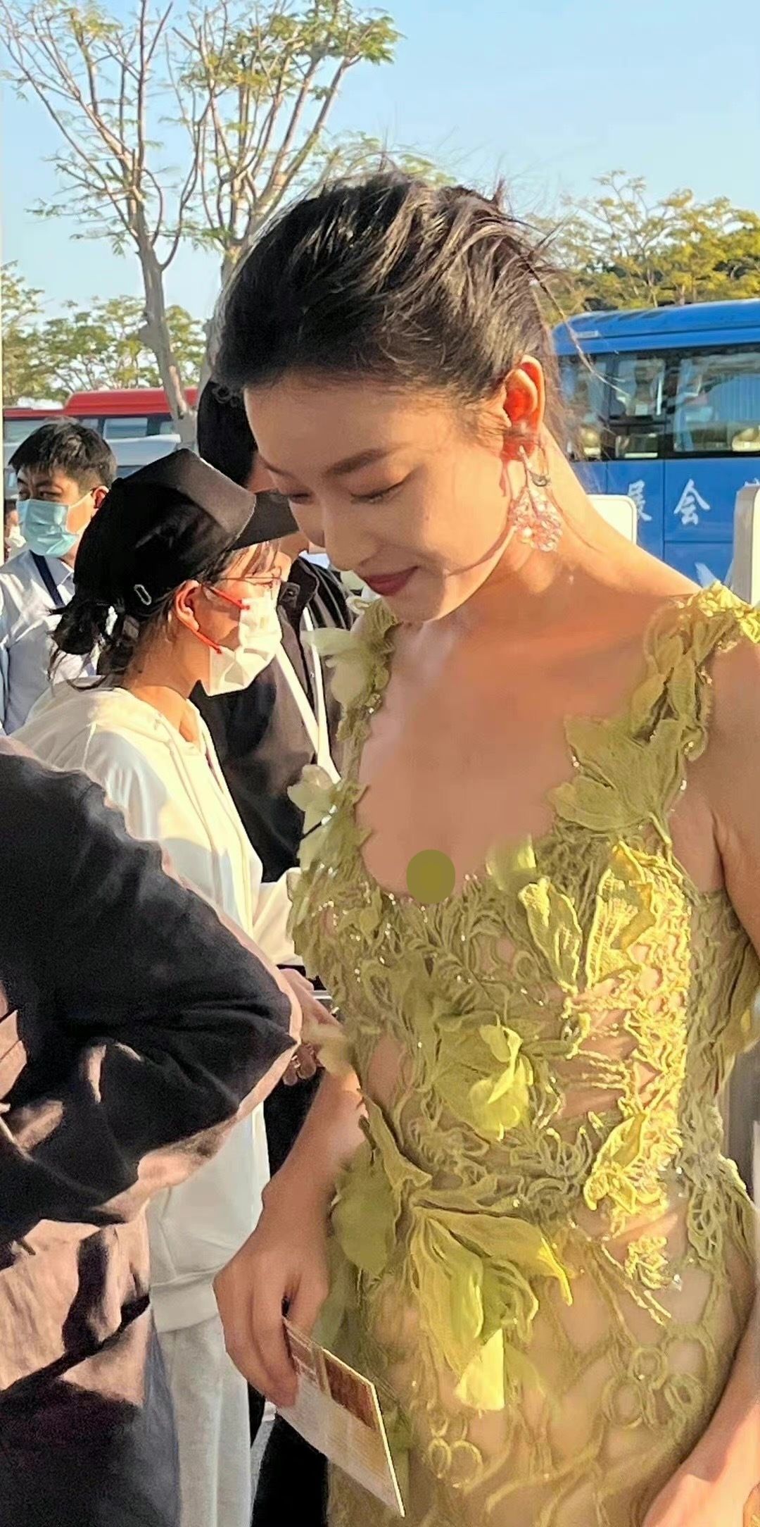 倪妮|倪妮不愧是气质女神,穿绿裙尽显曼妙身姿,原图比精修图还要美