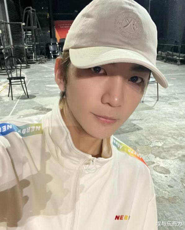 洪欣|洪欣晒一家四口照,现身支持儿子毕业演出,花篮署名暴露一家人关系