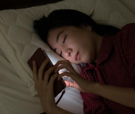 运动|美国研究发现睡前玩手机两小时，大脑褪黑素释放会降低五分之一！