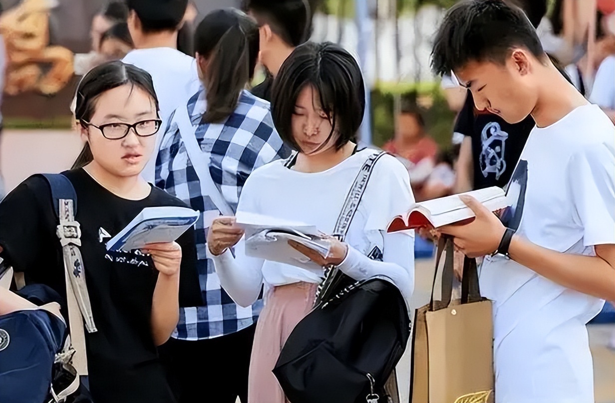 文县|“我们不考虑专升本的学生”,本科生求职被拒,专升本还有必要吗