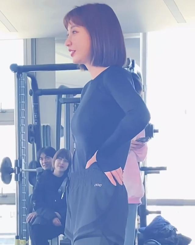 柳岩|柳岩在剧组健身，穿黑色瑜伽服平平无奇，焦点都在女教练的身上