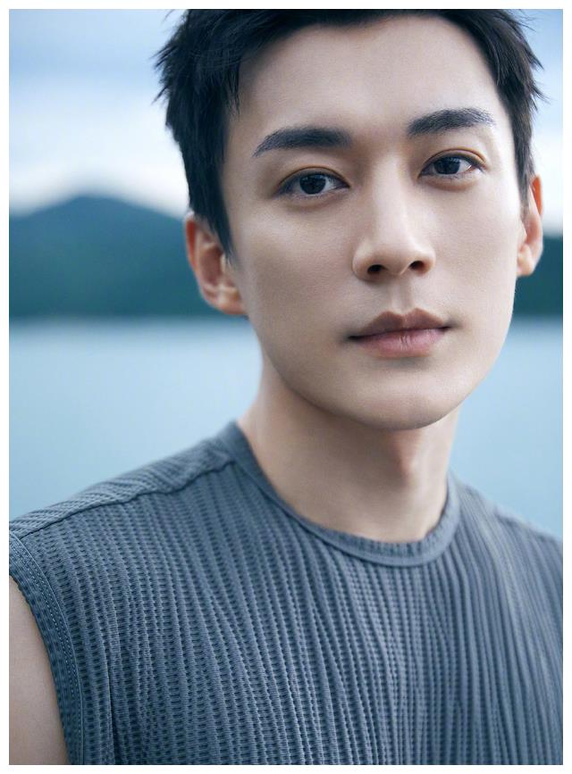 杨紫|杨紫蛋糕事件后续，张小寒称私信炸了，网友爆料狗仔找过杨紫两次