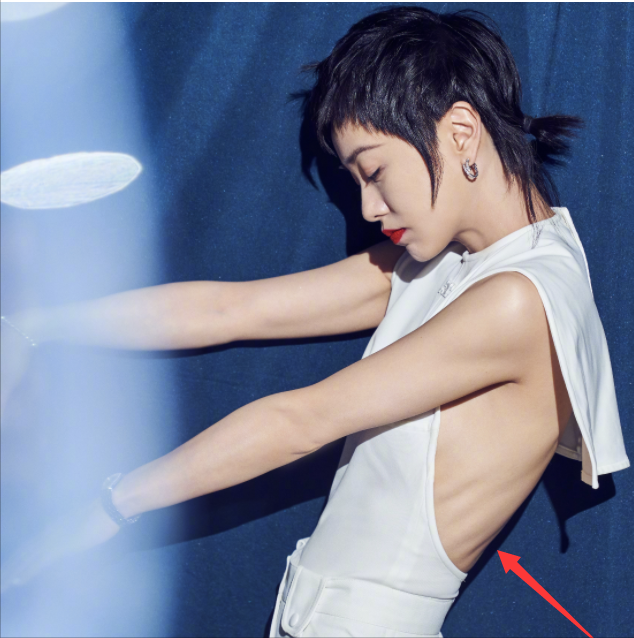 金晨|排骨胸、筷子四肢、纸片人，这些明星瘦的形同“干尸”