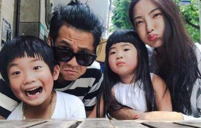 曹格|曹格娇妻坐游艇出海险走光！穿比基尼腰细腿长，靠儿子肩上好亲密