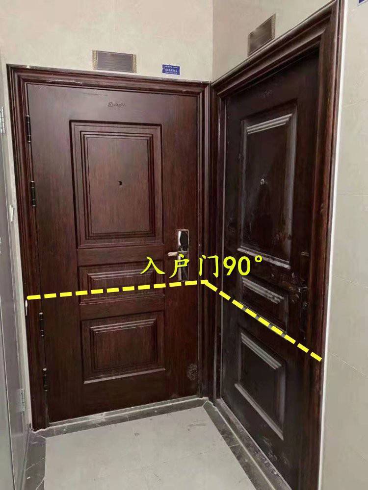 两梯四户住得很是难受，入户门打架，两家居然不能同时开门！