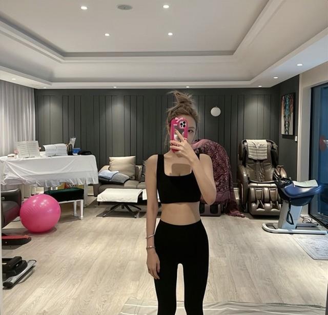 周扬青豪宅内景首次曝光！巨大浴室装修精致奢华，穿吊带大秀好身材