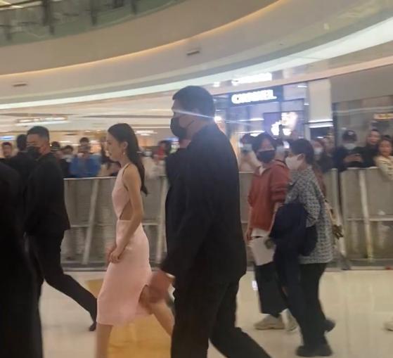 金晨|成都：金晨穿短裙参加活动，连外套都没穿上，“看着她我好冷”