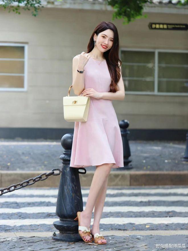 夏天穿“凉鞋”，建议避开这3种“廉价款式”，看着邋遢还没品味