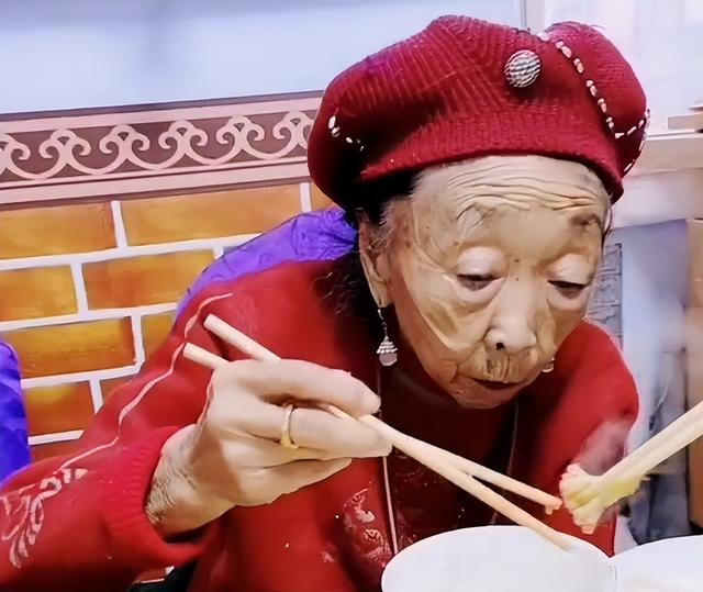 李玉成|85岁马玉琴吃完饭起身回家，站门口提裤子争议，网友：丢人现眼