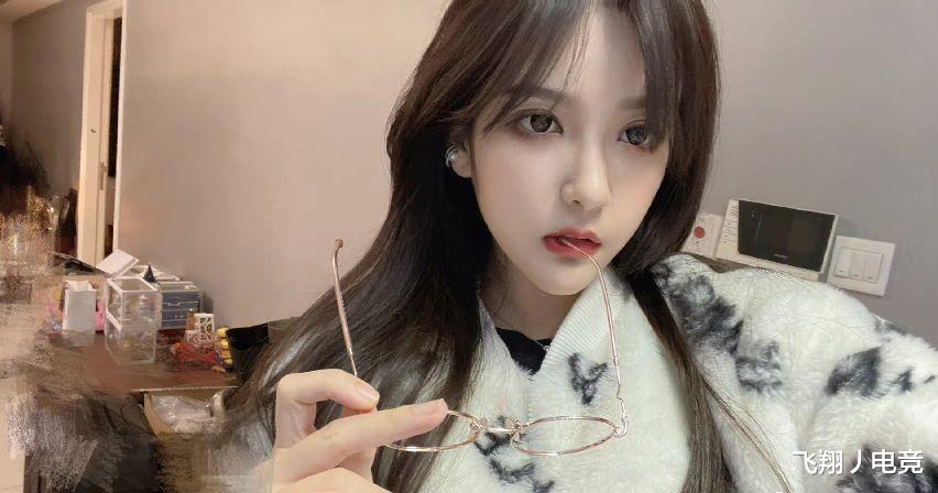 赵丽颖|睡衣写真哪家强？余霜性感秀美腿，Rita简约大方，但被小钰萌翻了