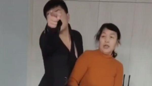 男子质疑玻璃没擦干净辱骂殴打保洁工人