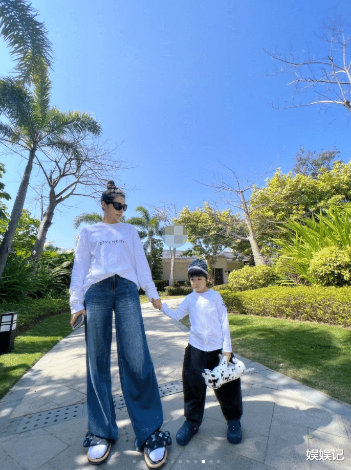 麦迪娜·买买提|麦迪娜晒全家福，小女儿小脸圆嘟嘟，儿子继承姜潮大长腿基因