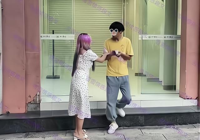 男子从银行里取钱出来,女友担心他乱花,要求交给她保管才能离开