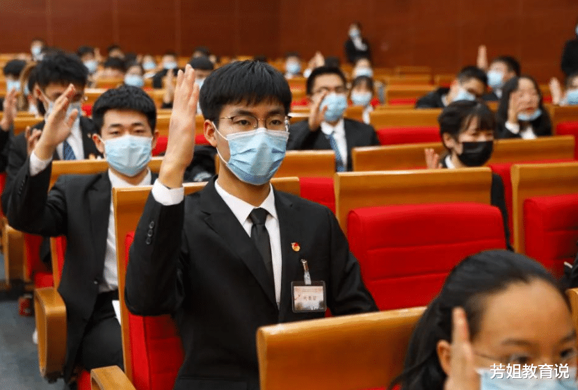 裁员|“悔不当初!”研究生无奈倾诉:苦读三年,现实与想象竟天差地别