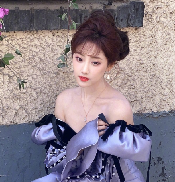 李艺彤|李艺彤春日阳光下美照