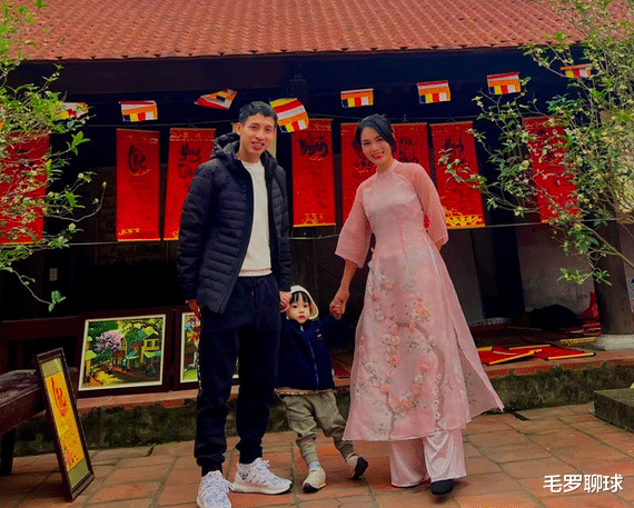 费德勒|国足包机回国！越南国脚开心过节，白富美女友抢眼父亲戴上大金链