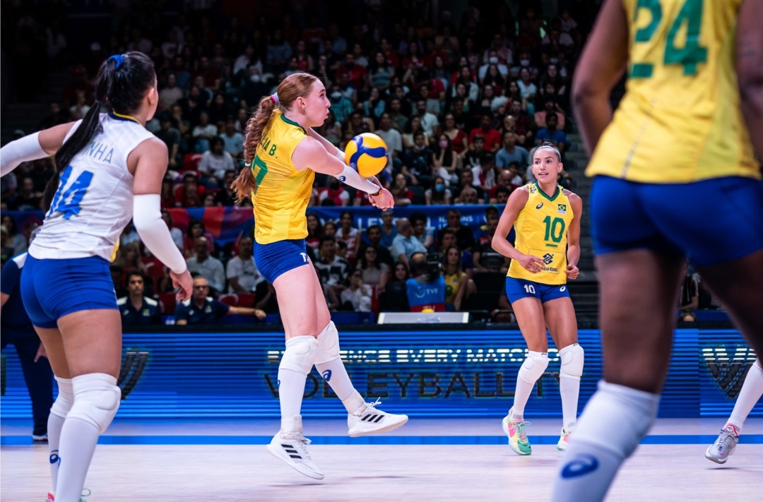巴西女排|巴西女排“顺利”新老交替，5个新人助球队进决赛，拦网值得学习