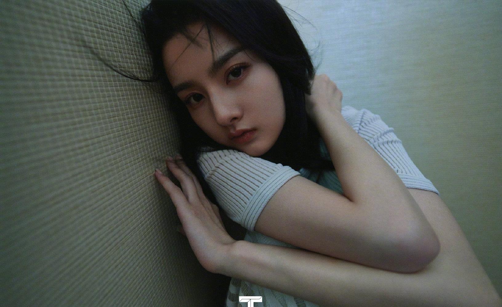 宋祖儿|最美童星真的长大了,躺床上拍照又纯又欲,网友:很会摆