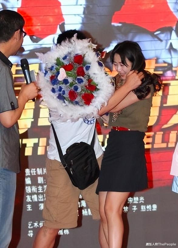 李佳航|女星被骚扰时男星的反应：大张伟李佳航真男人，黄渤王一博看热闹