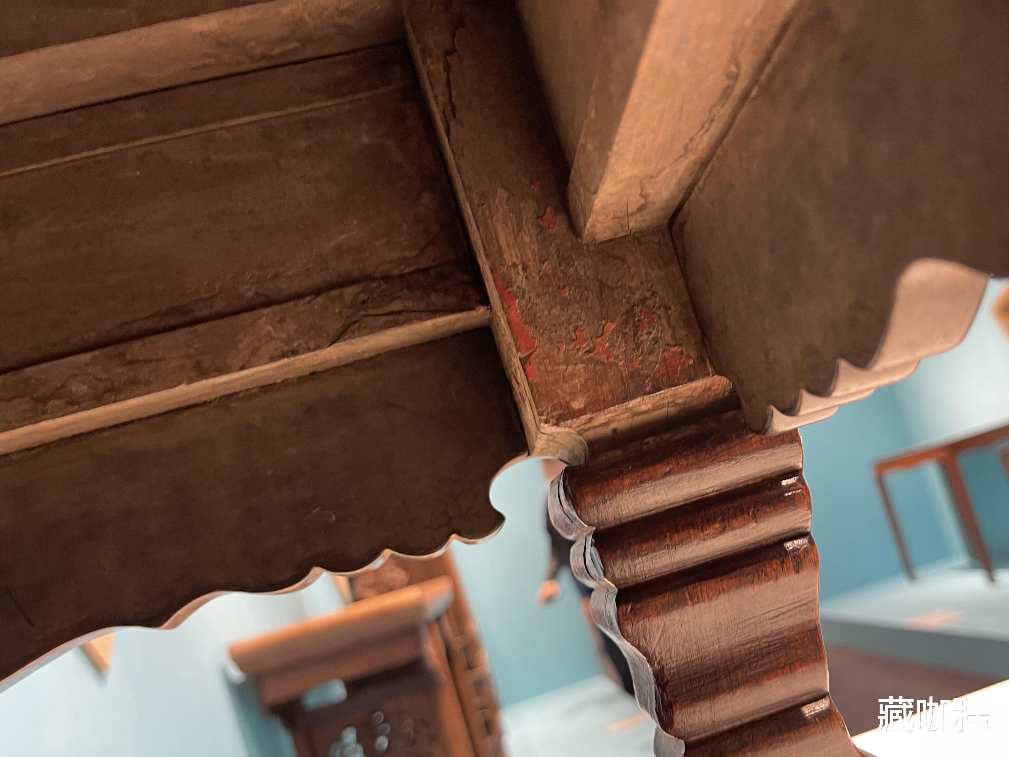 文玩|三弯腿内侧蜿蜒层叠，黄花梨高束腰炕桌上诸多特别