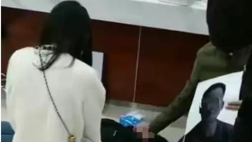 广东深圳，一男子酒后来到一家足浴店处洗脚