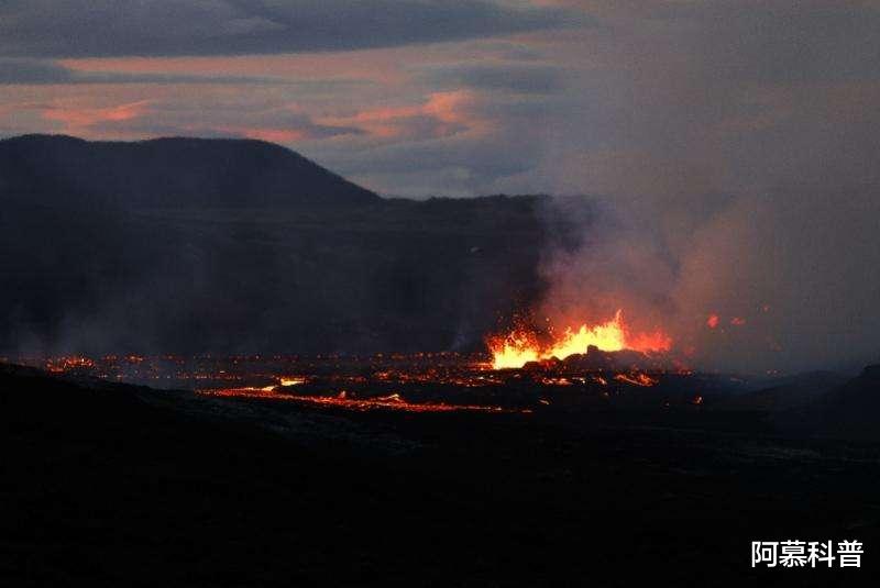 今年灾难还没结束?冰岛火山群突然喷发,难道地球正在清除人类?