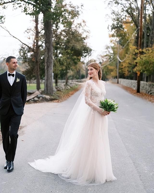 詹妮弗|比尔·盖茨带19岁女儿吃晚餐，富豪大肚腩醒目，“离婚后没人管”