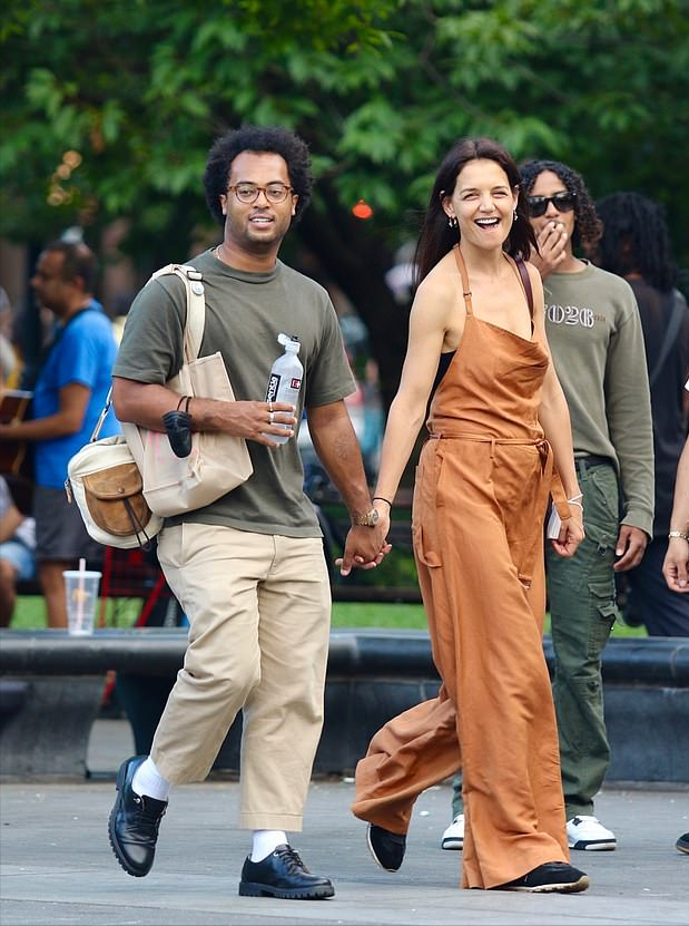 金晨|阿汤哥16岁女儿和闺蜜逛街！白裙好美，懒理老妈和黑人新男友热恋