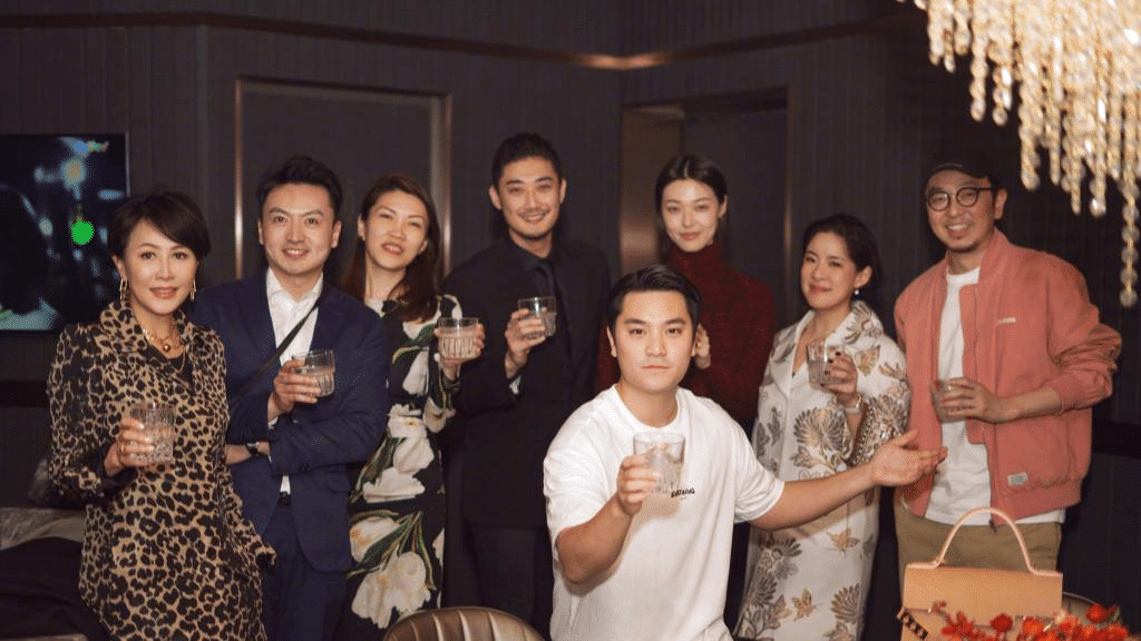 刘嘉玲|56岁刘嘉玲让人无地自容，穿健美裤沿黄浦江跑步毫无赘肉，一把年纪却有马蜂腰