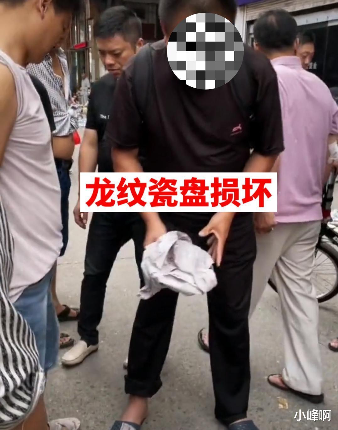 江西:男子抱瓷器与电动车相撞,瓷器损坏争执不下:真碰瓷?