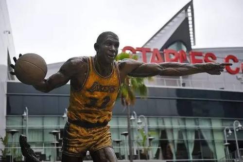 湖人队|下一个是谁？NBA十大有雕像巨星：大梦用球衣代替，大帅有两尊