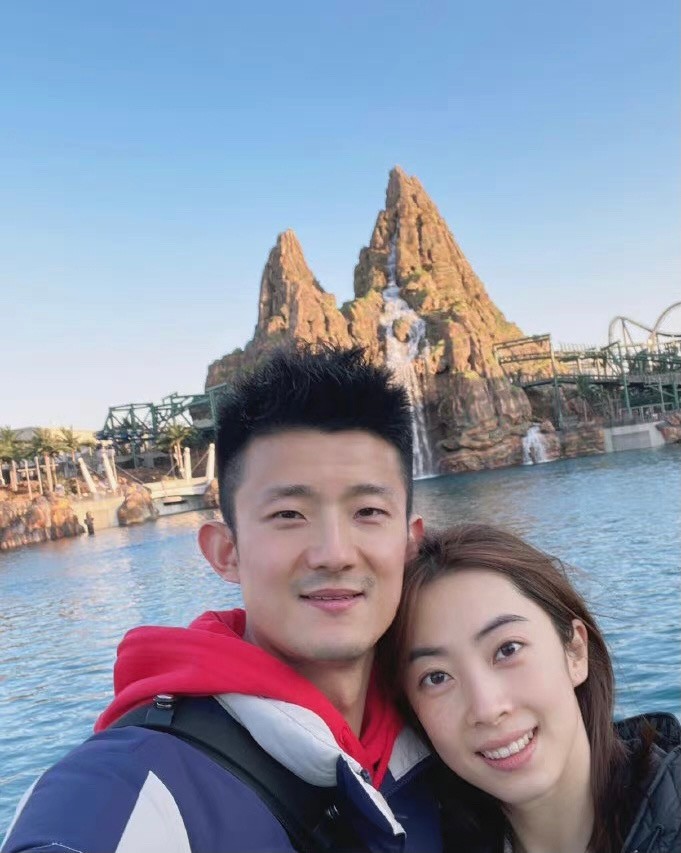 新疆维吾尔自治区|谌龙分享旅游照，一家三口幸福！老婆国羽第一美女，1米68大长腿