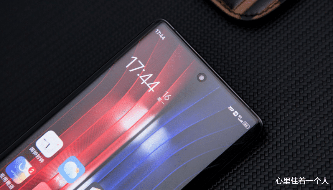 曲面屏|你觉得手机曲面屏和直屏哪个好用,买手机的时候该怎么选择?