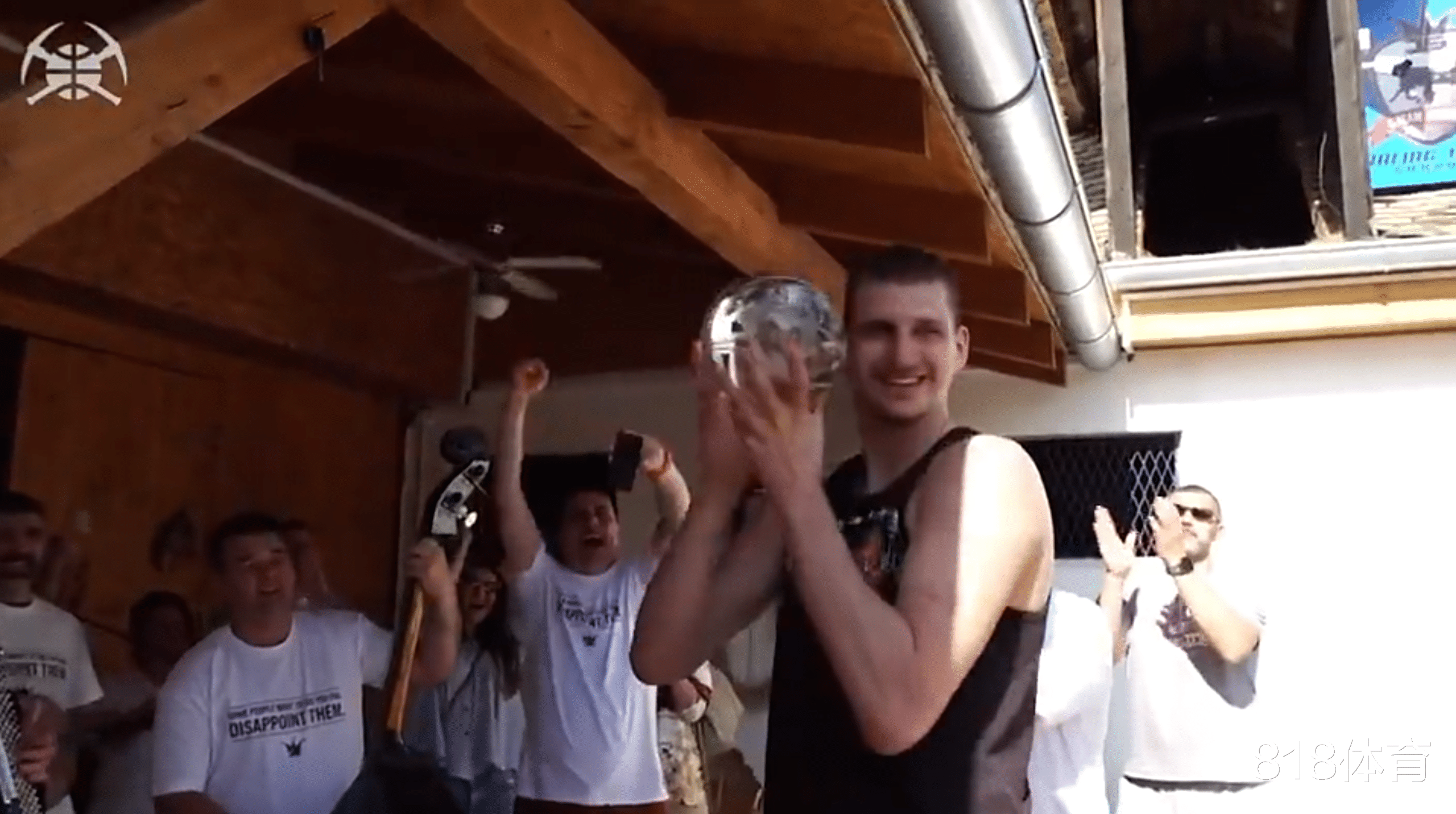 阿根廷队|排面拉满! 约基奇赶马车自家马厩领取MVP, 掘金管理层包机赴塞尔维亚颁奖