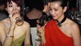 成龙|成龙早年与“双冰”的饮酒照曝光, 在无美颜无滤镜下, 颜值高低一目了然