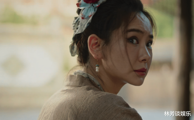 戚薇|别把磨皮当高级!看见戚薇脸上的“坑洼”,才明白真实的惊艳