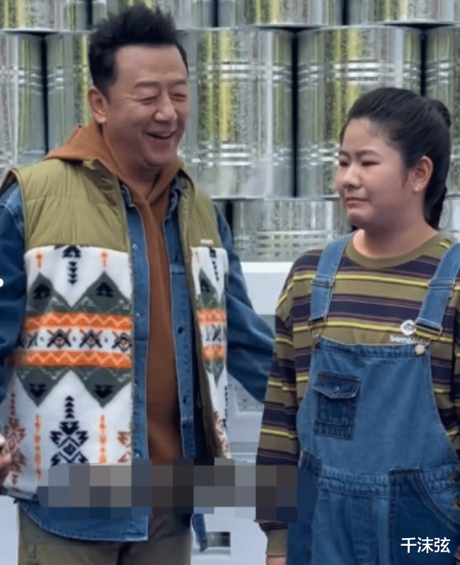 郭涛|郭涛女儿罕露面!11岁体型丰腴身高到爸爸耳朵,走T台被侃太胖