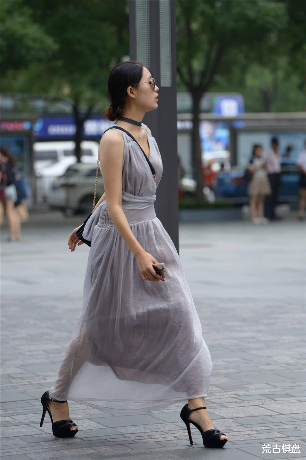 灰色的连衣长裙，薄纱的款式，搭配细高跟凉鞋