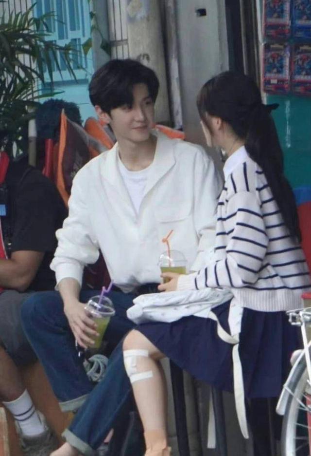 赵露思|赵露思陈哲远《偷偷藏不住》摸头杀路透曝光!原著粉秒GET名场面