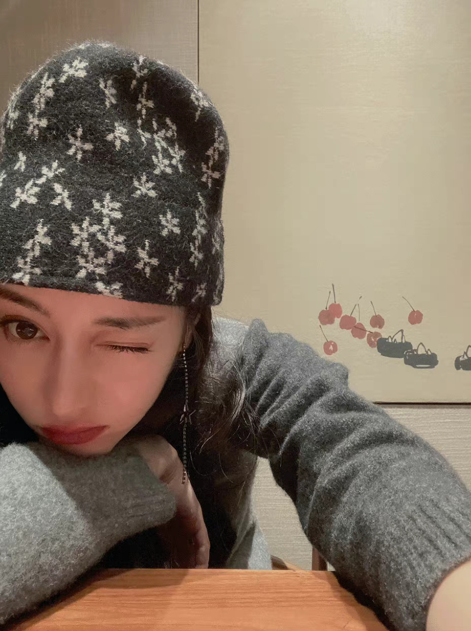 迪丽热巴|迪丽热巴自拍wink照好蛊惑人,长得漂亮还会拍,美女真的有点绝