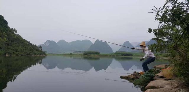 |广东男子野钓遇罕见一幕，不速之客跑来抢渔获，结果好气又好笑