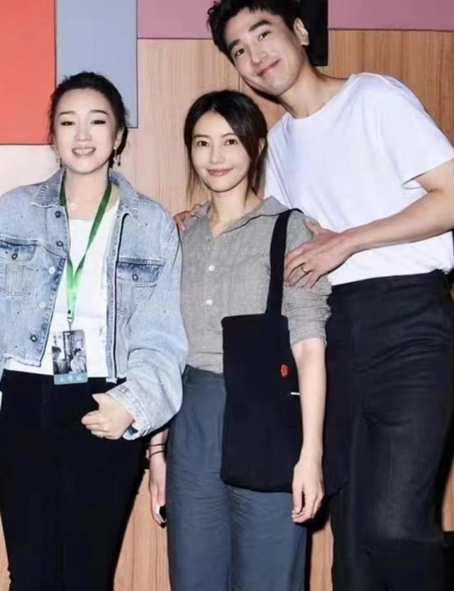 王源|高圆圆与赵又廷真甜，素颜加朴素打扮探班老公，同框巩俐赢了美貌