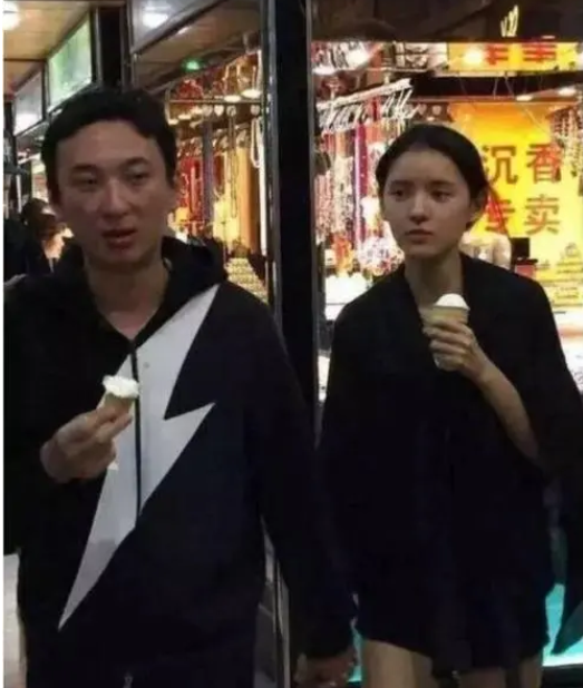 张予曦|刘学义张予曦恋情再添实锤?男方剧组探班张予曦,聚餐还帮忙剥虾