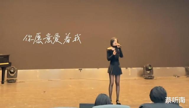 学习方法|女大学生参加期末考试，一双“大长腿”十分抢镜，所学专业引热议